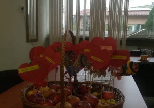 Koszyk z jabłuszkami i życzeniami dla nauczycieli.